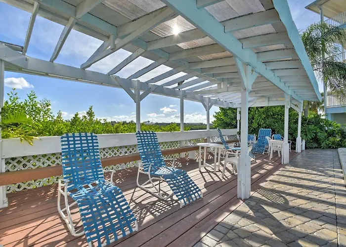 Pool Access & Kayaks: Indian Shores Townhome