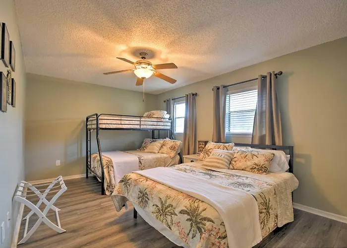 Pool Access & Kayaks: Indian Shores Townhome